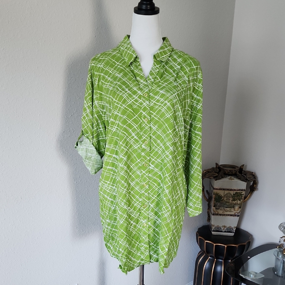 Susan Graver Green and White Geometric Shirt